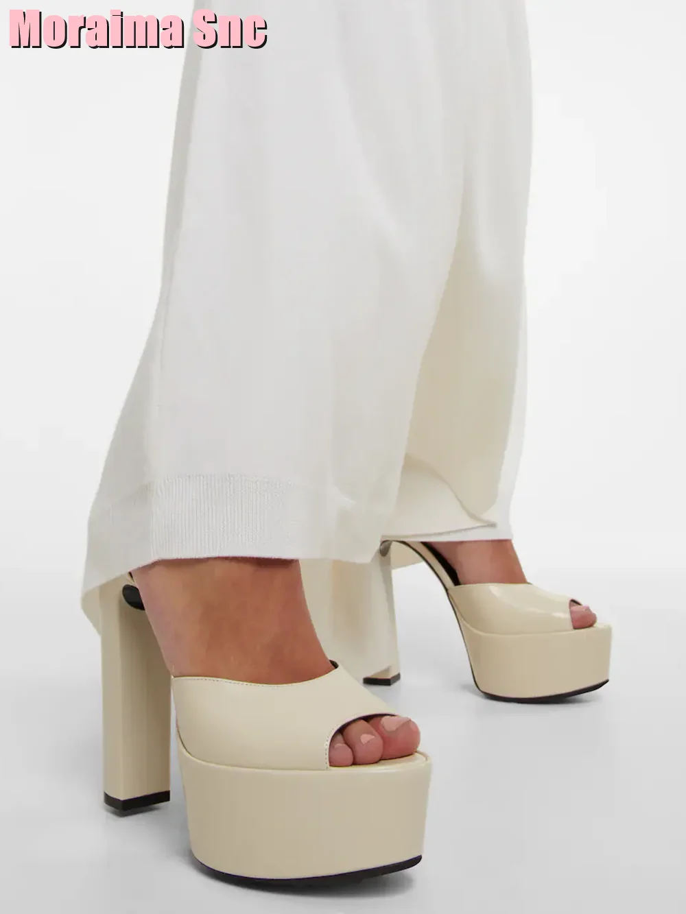 Peep Toe Heels - รองเท้าแตะส้นตึกหนังสิทธิบัตรเปิดนิ้วเท้ารองเท้าผู้หญิงเซ็กซี่สายรัดข้อเท้าหนาและฤดูร้อนแฟชั่นส้นหนาใหม่ล่าสุดสีพื้นเรียบ