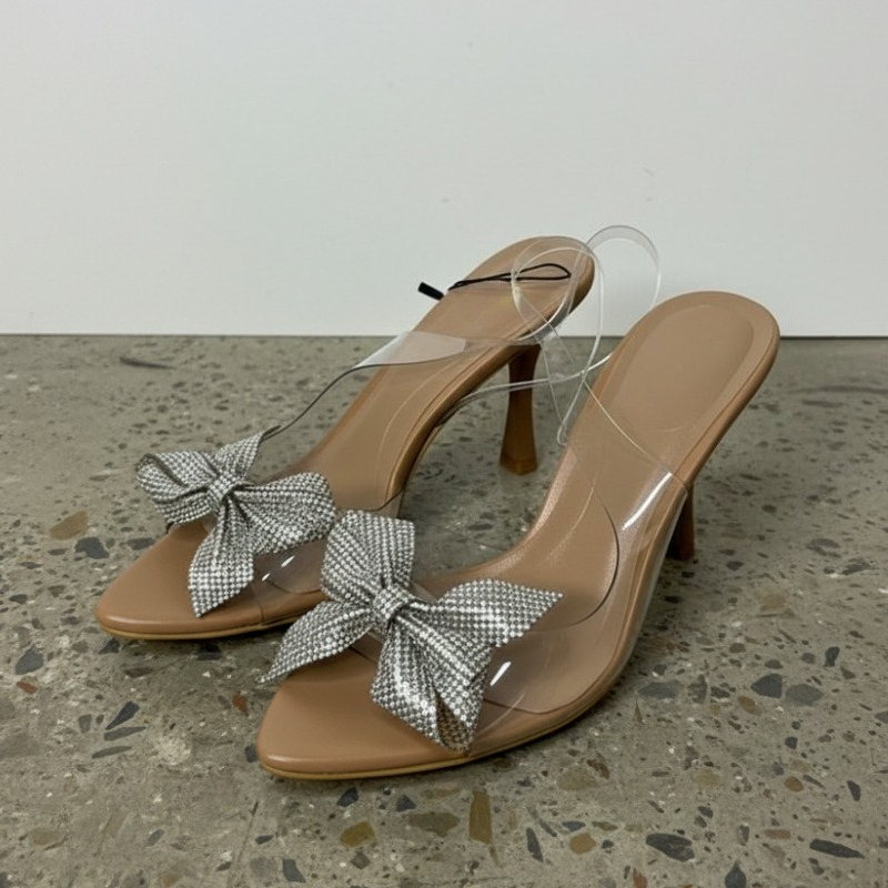Clear Strap Heel - รองเท้าส้นสูงแบบสวมเปิดส้น ประดับโบว์คริสตัล PVC ใส หัวแหลม สำหรับผู้หญิง